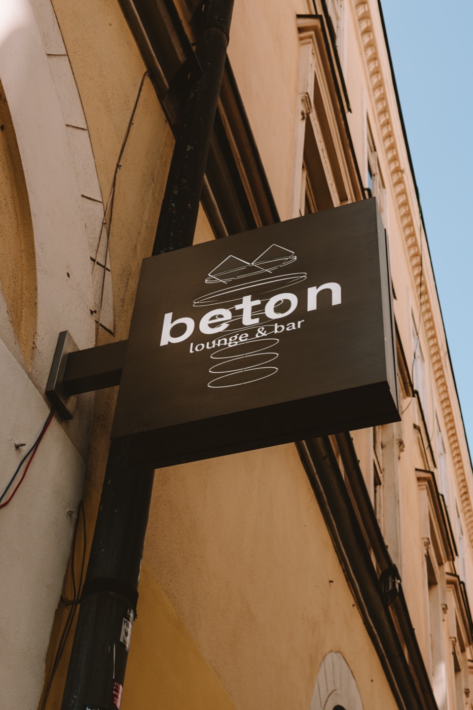 Beton lounge & bar — noční atmosféra