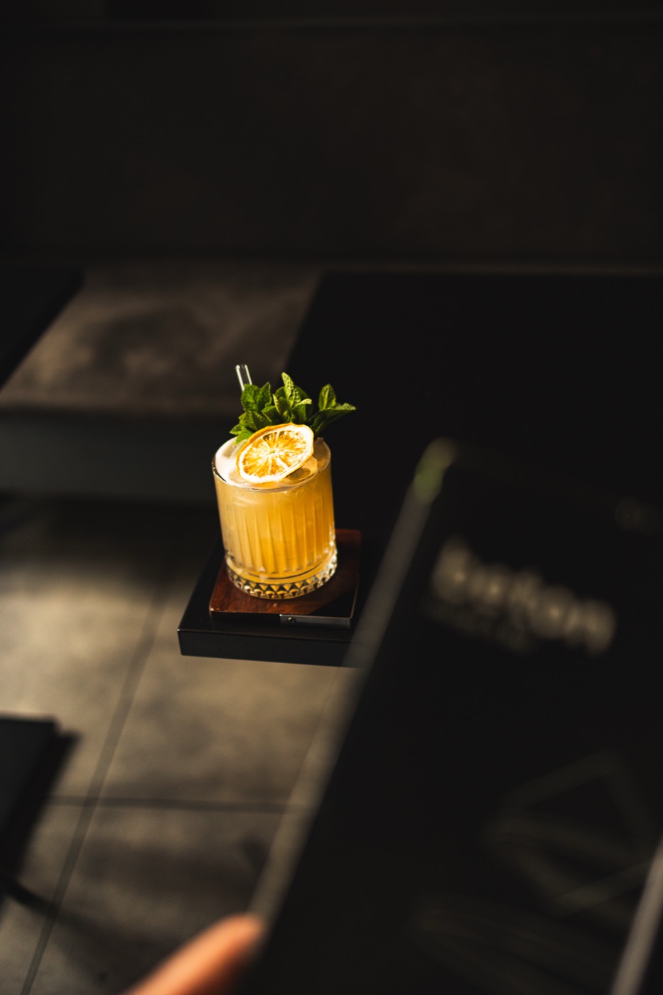 Beton lounge & bar — večerní atmosféra